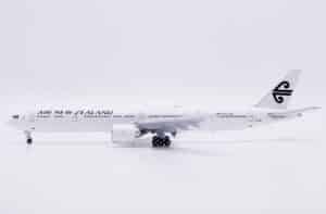 JC Wings 1:400 Air New Zealand Boeing B777-300(ER) "Flaps Down" ZK-OKU (XX40646A)