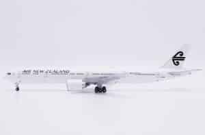 JC Wings 1:400 Air New Zealand Boeing B777-300(ER) "Flaps Up" ZK-OKU (XX40646)