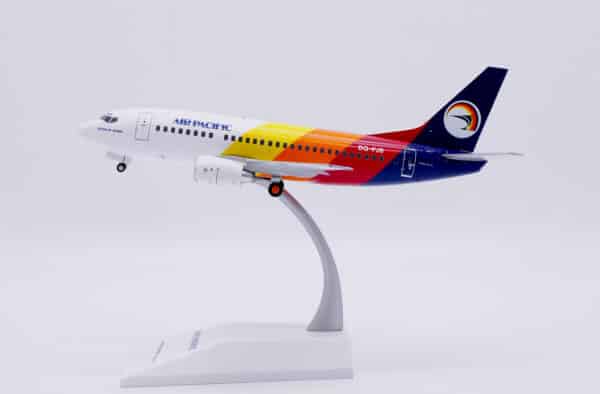 JC Wings 1:200 Air Pacific Boeing B737-500 "Island of Taveuni" DQ-FJB (XX20494) - Image 10