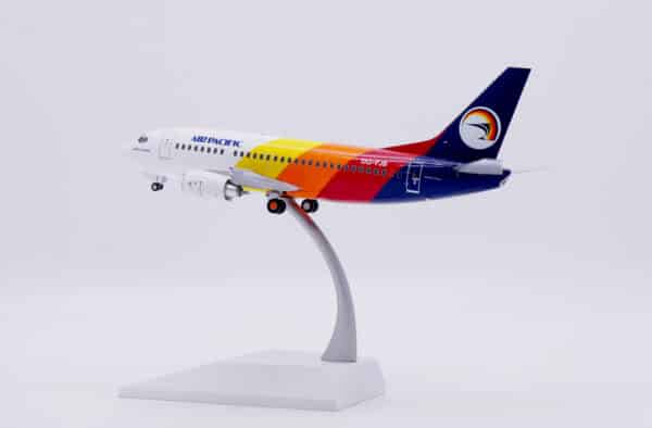 JC Wings 1:200 Air Pacific Boeing B737-500 "Island of Taveuni" DQ-FJB (XX20494) - Image 12