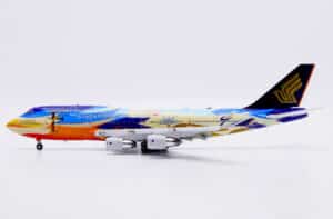 JC Wings 1:400 Singapore Airlines Boeing B747-400 "Tropical - Flaps Down" 9V-SPK (XX40213A)