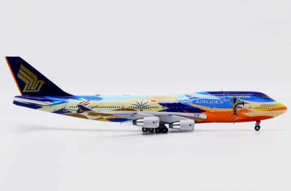 JC Wings 1:400 Singapore Airlines Boeing B747-400 "Tropical - Flaps Up" 9V-SPK (XX40213) - Image 2