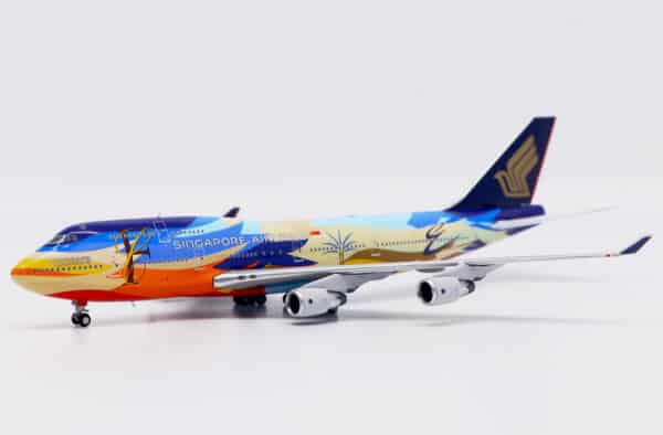 JC Wings 1:400 Singapore Airlines Boeing B747-400 "Tropical - Flaps Up" 9V-SPK (XX40213) - Image 3