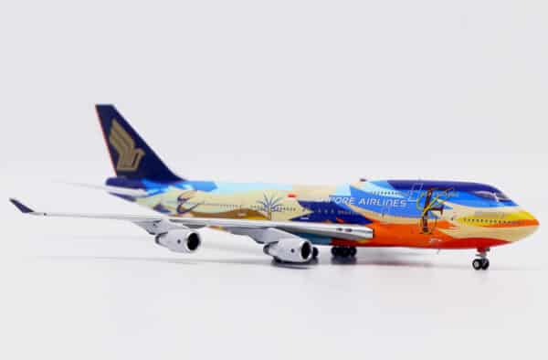 JC Wings 1:400 Singapore Airlines Boeing B747-400 "Tropical - Flaps Up" 9V-SPK (XX40213) - Image 4