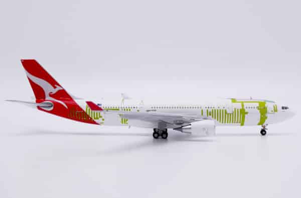 JC Wings 1:400 Qantas Freight (Express Freighters) Airbus A330-200(P2F) "Bare Metal" VH-EBF (XX40244) - Image 2