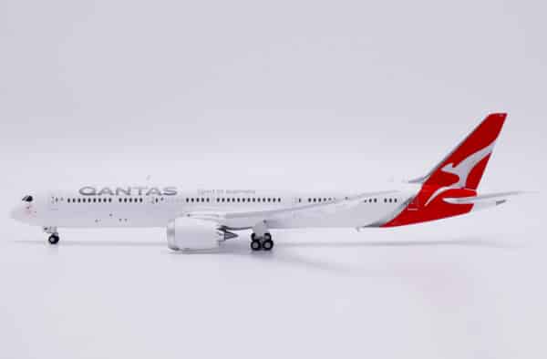 JC Wings 1:400 Qantas Airways Boeing B787-9 Dreamliner "Boomerang - Flaps Down" VH-ZNF (XX40367A)