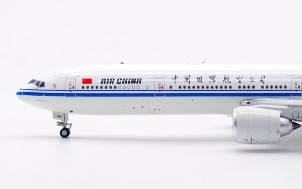 Aviation 400 1:400 Air China Boeing B777-300(ER) B-2085 (AV4295) - Image 10
