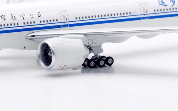 Aviation 400 1:400 Air China Boeing B777-300(ER) B-2085 (AV4295) - Image 11