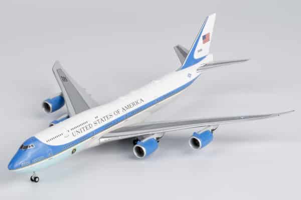 NG Models 1:400 United States Air Force (USAF) Boeing VC-25B (B747-8i) VIP "Fantasy Old Colours" 30000 (NG78040) - Image 3