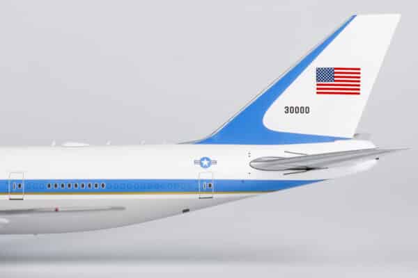 NG Models 1:400 United States Air Force (USAF) Boeing VC-25B (B747-8i) VIP "Fantasy Old Colours" 30000 (NG78040) - Image 5