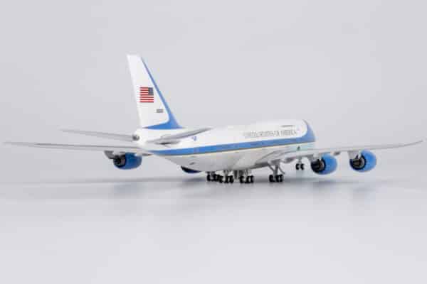 NG Models 1:400 United States Air Force (USAF) Boeing VC-25B (B747-8i) VIP "Fantasy Old Colours" 30000 (NG78040) - Image 7