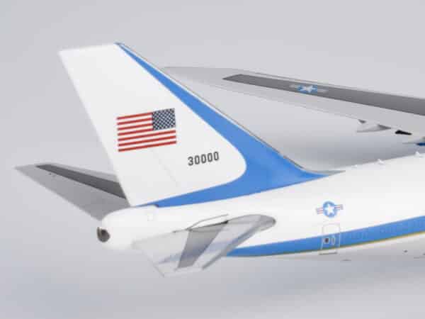 NG Models 1:400 United States Air Force (USAF) Boeing VC-25B (B747-8i) VIP "Fantasy Old Colours" 30000 (NG78040) - Image 9