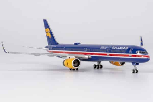 NG Models 1:400 Icelandair Boeing B757-300w "100 Years Icelandic Independence" TF-ISX (NG45009) - Image 7