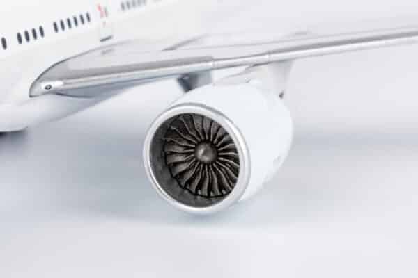 NG Models 1:400 Cathay Pacific Boeing B777-300(ER) B-KQW (NG73069) - Image 7
