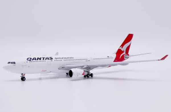 JC Wings 1:400 Qantas Airways Airbus A330-200 "Clare Valley" VH-EBN (XX40245) - Image 3