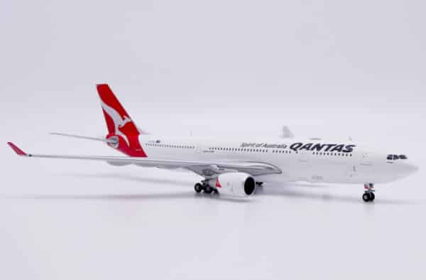 JC Wings 1:400 Qantas Airways Airbus A330-200 "Clare Valley" VH-EBN (XX40245) - Image 4