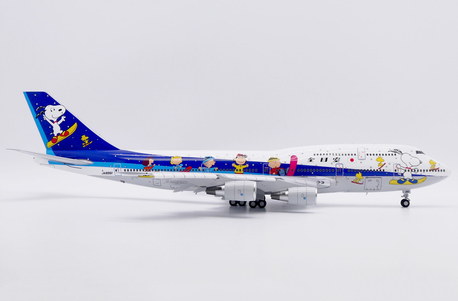JC Wings 1:200 ANA All Nippon Airways Boeing B747-400D "Snoopy - Flaps Down" JA8961 (SA2053A) - Image 2