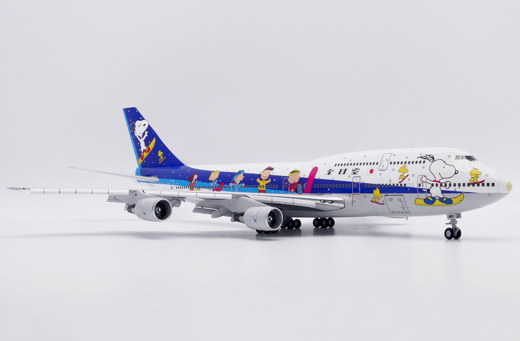 JC Wings 1:200 ANA All Nippon Airways Boeing B747-400D "Snoopy - Flaps Down" JA8961 (SA2053A) - Image 4