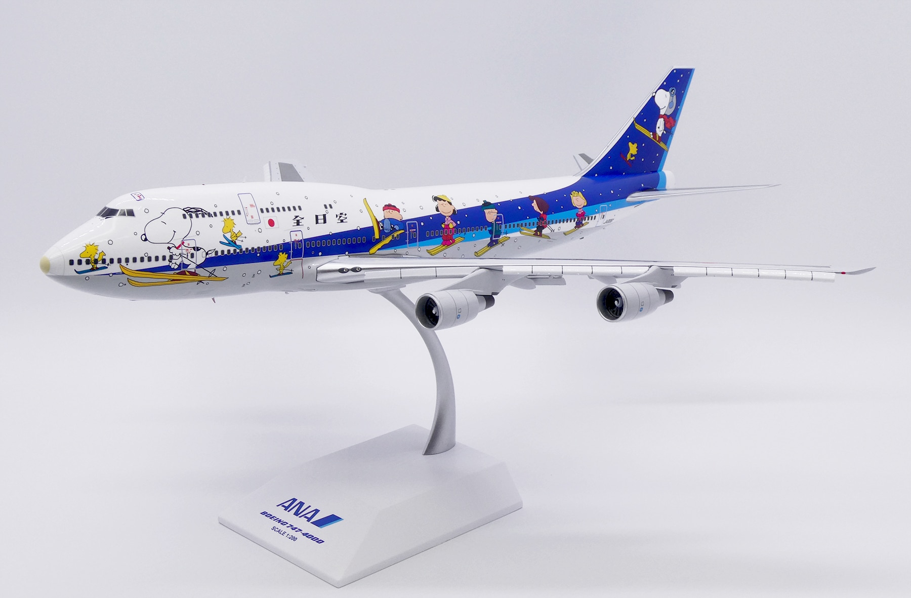 JC Wings 1:200 ANA All Nippon Airways Boeing B747-400D "Snoopy - Flaps Down" JA8961 (SA2053A) - Image 9