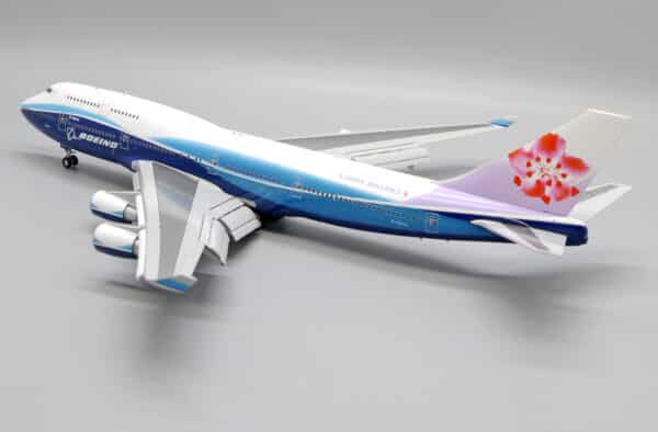 JC Wings 1:200 China Airlines Boeing B747-400 "Dreamliner - Flaps Down" B-18210 (XX20094A) - Image 6