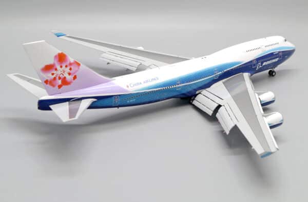 JC Wings 1:200 China Airlines Boeing B747-400 "Dreamliner - Flaps Down" B-18210 (XX20094A) - Image 7