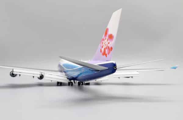 JC Wings 1:200 China Airlines Boeing B747-400 "Dreamliner - Flaps Down" B-18210 (XX20094A) - Image 9