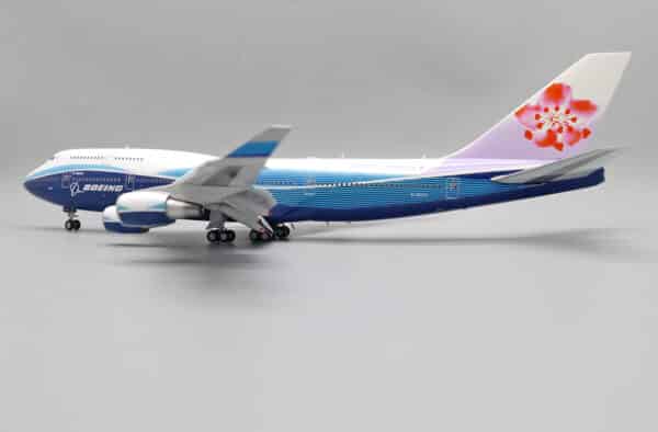 JC Wings 1:200 China Airlines Boeing B747-400 "Dreamliner - Flaps Down" B-18210 (XX20094A) - Image 11