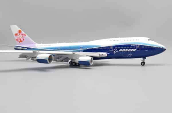 JC Wings 1:200 China Airlines Boeing B747-400 "Dreamliner - Flaps Down" B-18210 (XX20094A) - Image 12