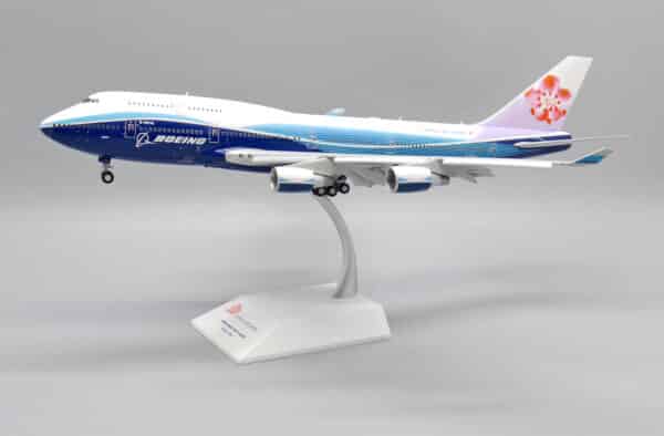 JC Wings 1:200 China Airlines Boeing B747-400 "Dreamliner - Flaps Down" B-18210 (XX20094A) - Image 3