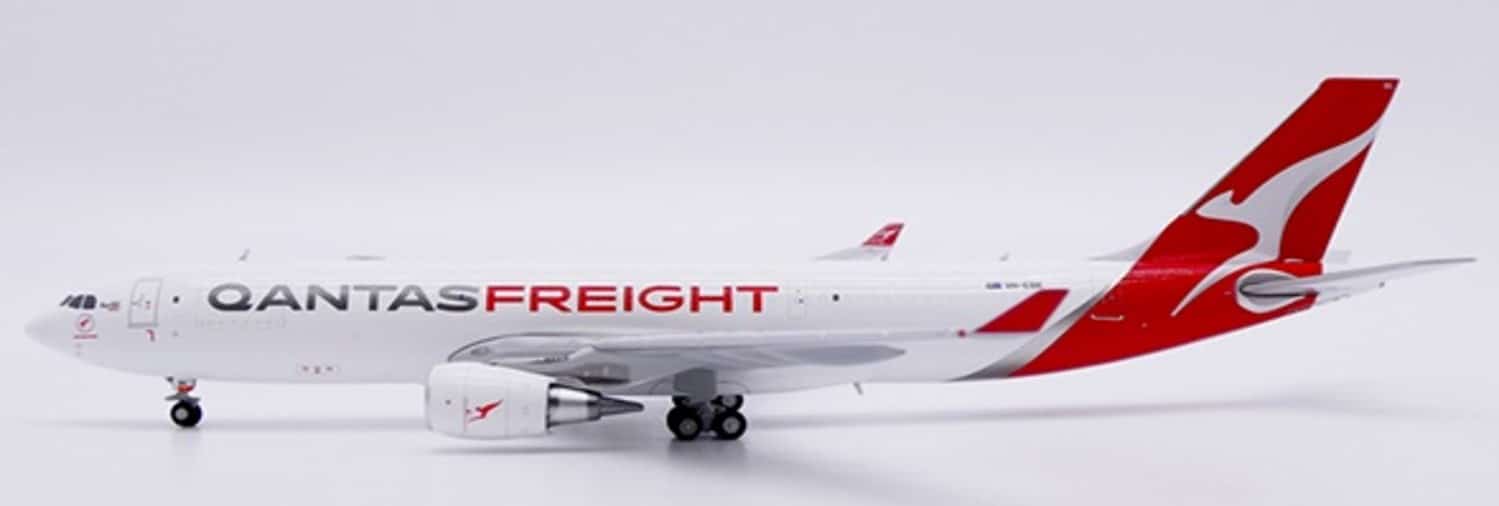 JC Wings 1:400 Qantas Freight (Express Freighters) Airbus A330-200(P2F) "Southern Cross" VH-EBE (XX40247)