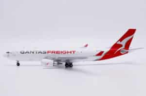 JC Wings 1:400 Qantas Freight (Express Freighters) Airbus A330-200(P2F) "Southern Cross" VH-EBE (XX40247)