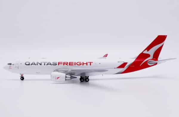 JC Wings 1:400 Qantas Freight (Express Freighters) Airbus A330-200(P2F) "Southern Cross" VH-EBE (XX40247)