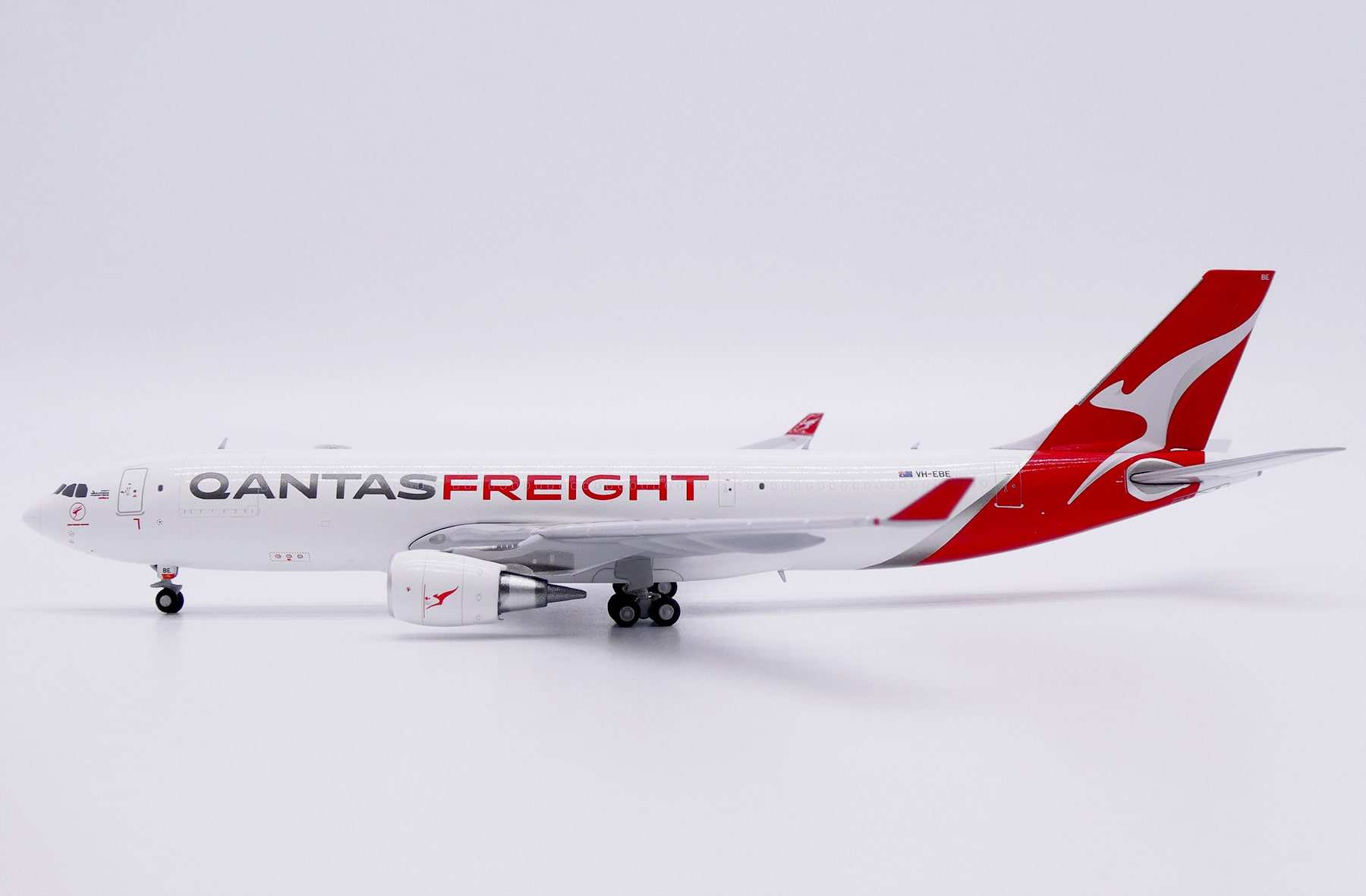 JC Wings 1:400 Qantas Freight (Express Freighters) Airbus A330-200(P2F) "Southern Cross" VH-EBE (XX40247)