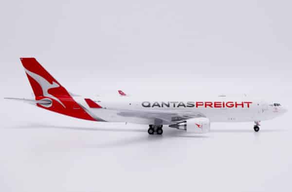 JC Wings 1:400 Qantas Freight (Express Freighters) Airbus A330-200(P2F) "Southern Cross" VH-EBE (XX40247) - Image 2