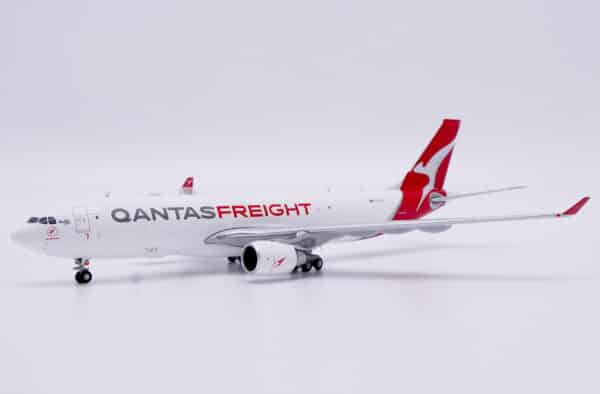 JC Wings 1:400 Qantas Freight (Express Freighters) Airbus A330-200(P2F) "Southern Cross" VH-EBE (XX40247) - Image 3