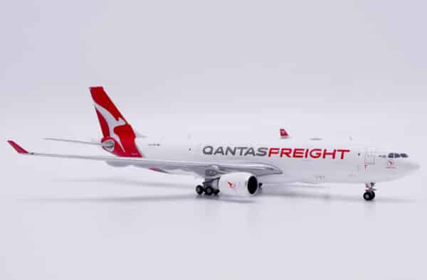 JC Wings 1:400 Qantas Freight (Express Freighters) Airbus A330-200(P2F) "Southern Cross" VH-EBE (XX40247) - Image 4