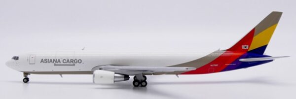 JC Wings 1:400 Asiana Airlines Cargo Boeing B767-300(F) HL7507 (XX40687)