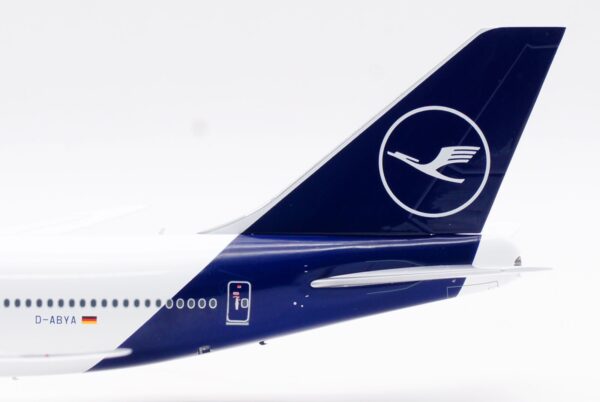 SQ Wings 1:200 Lufthansa Boeing B747-8i "Brandenburg - Flaps Up" D-ABYA (L2054) - Image 12