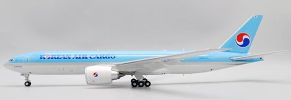 JC Wings 1:200 Korean Air Cargo Boeing B777-F "Flaps Down" HL8251 (SA2004A)