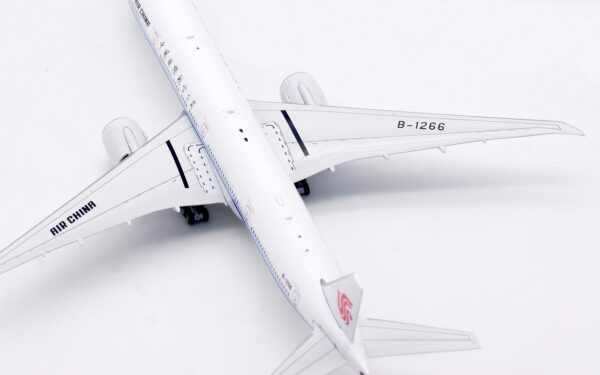 Aviation 400 1:400 Air China Boeing B777-300(ER) B-1266 (AV4296) - Image 14