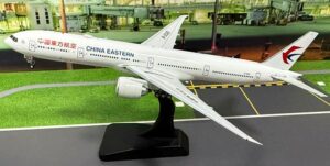 Aviation 400 1:400 China Eastern Airlines Boeing B777-300(ER) B-2025 (AV4300)