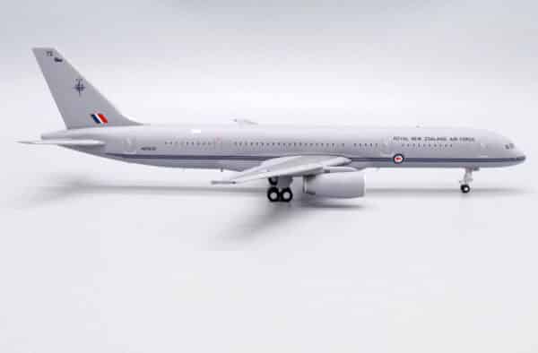 JC Wings 1:200 Royal New Zealand Air Force (RNZAF) Boeing B757-200 VIP NZ7572 (XX20099) - Image 2