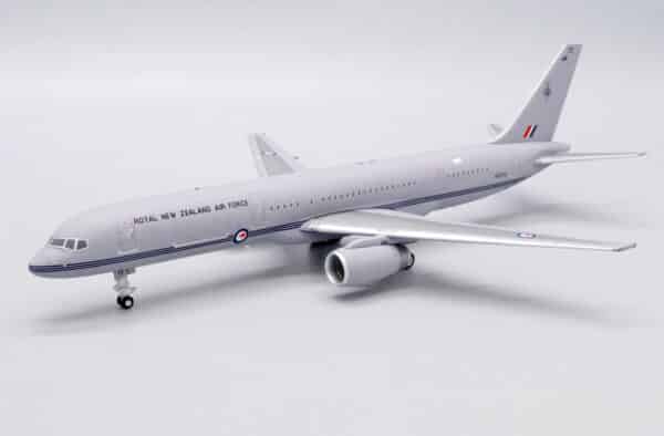 JC Wings 1:200 Royal New Zealand Air Force (RNZAF) Boeing B757-200 VIP NZ7572 (XX20099) - Image 4