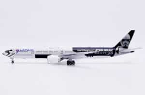 JC Wings 1:400 LATAM Airlines Brasil Boeing B777-300(ER) "Galaxy's Edge" PT-MUA (EW477W007)