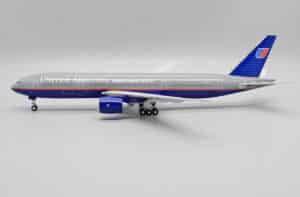 JC Wings 1:200 United Airlines Boeing B777-200 "Battleship - Boeing 777" N777UA (XX20156)