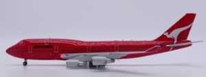 JC Wings 1:400 Qantas Airways Boeing B747-400(ER) "All Red - Flaps Up" VH-OEJ (XX40382)
