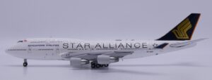 JC Wings 1:400 Singapore Airlines Boeing B747-400 "Star Alliance - Flaps Down" 9V-SPP (XX40701A)