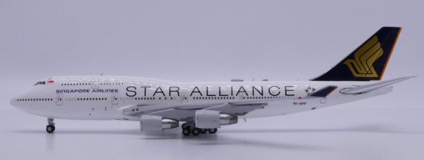 JC Wings 1:400 Singapore Airlines Boeing B747-400 "Star Alliance - Flaps Down" 9V-SPP (XX40701A)
