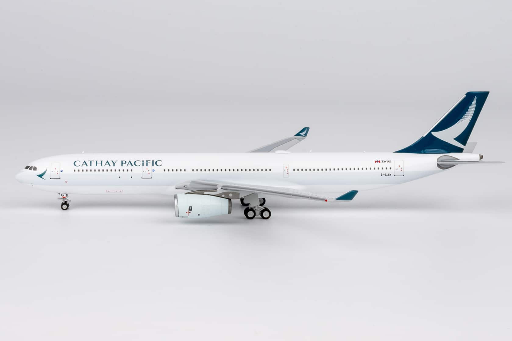 NG Models 1:400 Cathay Pacific Airbus A330-300 B-LAN (NG62082)