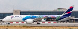 JC Wings 1:400 LATAM Airlines Chile Boeing B787-9 Dreamliner "Harry Potter - Flaps Down" CC-BGM (XX40843A)